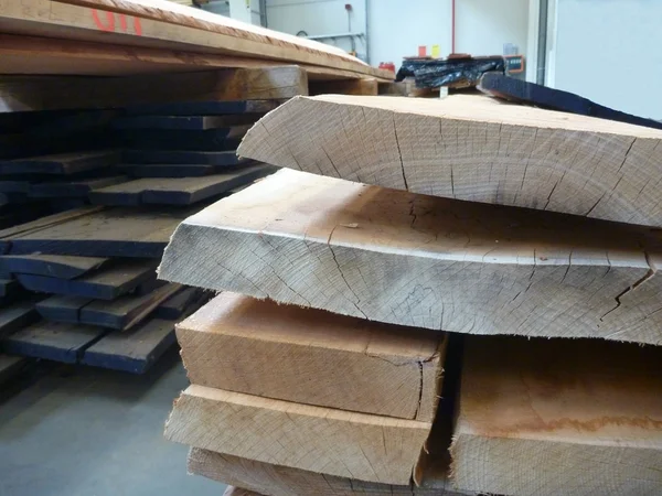 Drewniane deski w fabryce — Zdjęcie stockowe