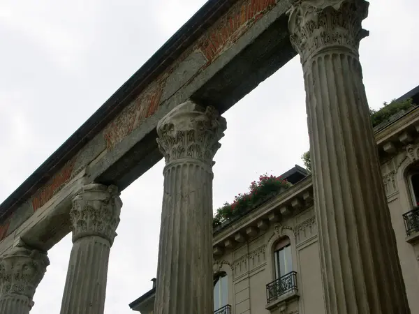 Una fila di colonne storiche — Foto Stock