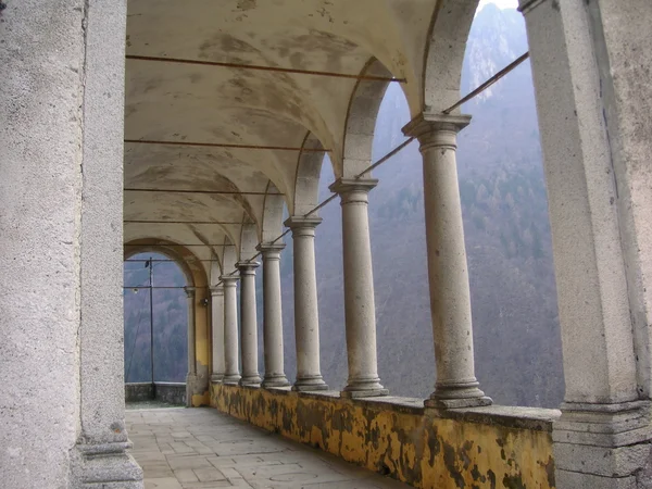 Un antiguo arcede de un monasterio — Foto de Stock