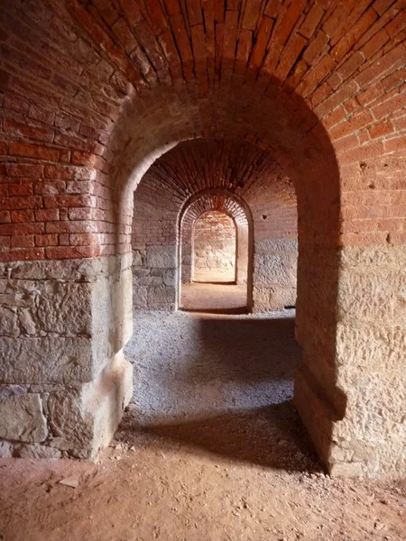 Tres agujeros de puerta arqueados en una pared de ladrillo — Foto de Stock