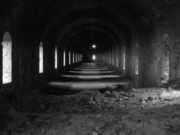 Длинный зал в разрушенной крепости
