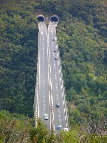 Karayolu Köprüsü üzerinde derin bir vadi