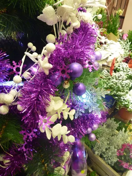 Kerstdecoratie met groene takken — Stockfoto