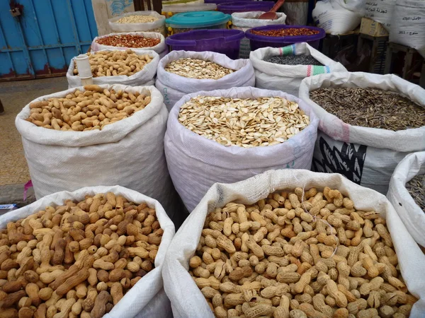 renkli baharat ve piyasada fındık ile beyaz çanta