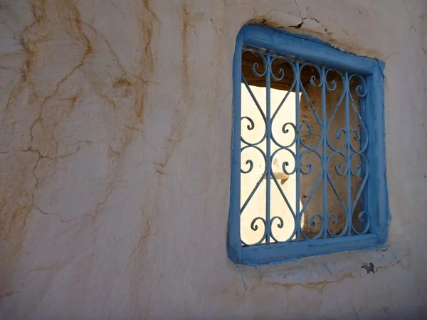 Fenêtre carrée bleue dans un vieux mur — Photo