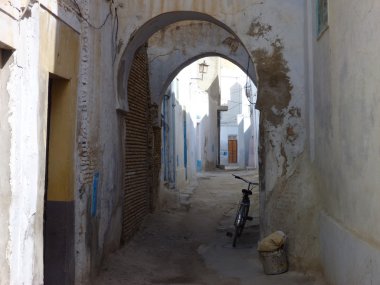 Bisiklet ile eski bir pasaj