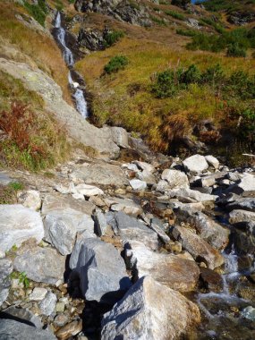 Dağlarda küçük dere