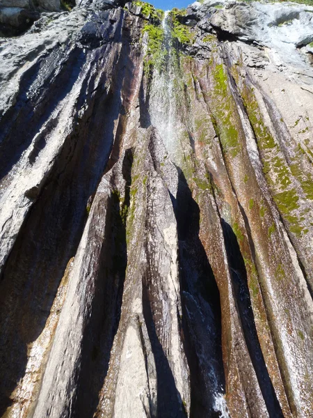 Água que cai de uma estrutura rochosa específica — Fotografia de Stock