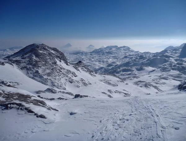 눈의 파노라마 보기 덮여 높은 산 — 스톡 사진