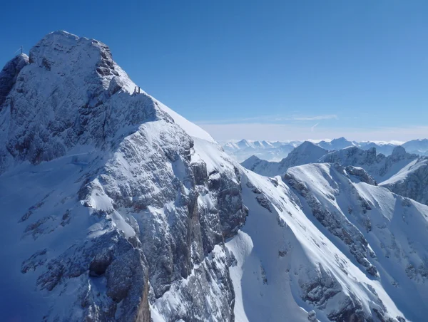 눈의 파노라마 보기 덮여 높은 산 — 스톡 사진