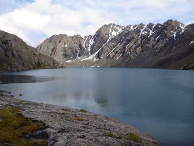 Kırgızistan'daki dağlarda Gölü Alla Kol