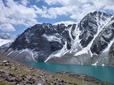 Kırgızistan'daki dağlarda Gölü Alla Kol