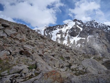 kar ve kayalar ile dağ panorama