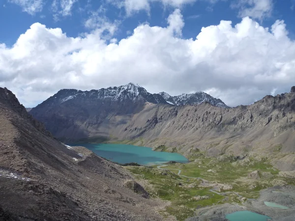 Kırgızistan'daki dağlarda Gölü Alla Kol — Stok fotoğraf