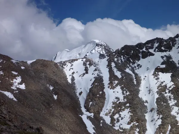 Kar ve kayalar ile dağ panorama — Stok fotoğraf