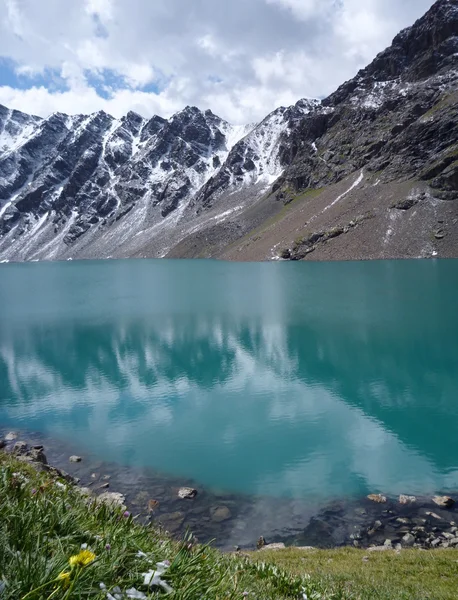 Lago Allá Kol en las montañas en Kirguistán —  Fotos de Stock