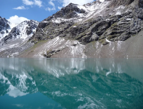 Lago Allá Kol en las montañas en Kirguistán —  Fotos de Stock