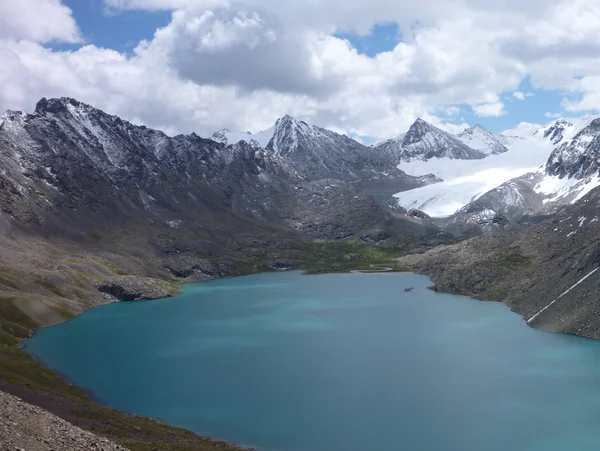 Kırgızistan'daki dağlarda Gölü Alla Kol — Stok fotoğraf