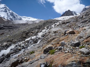 buzul Vadisi ile beyaz Buzulu