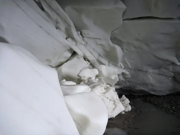 Печера в білому льоду льодовика — стокове фото