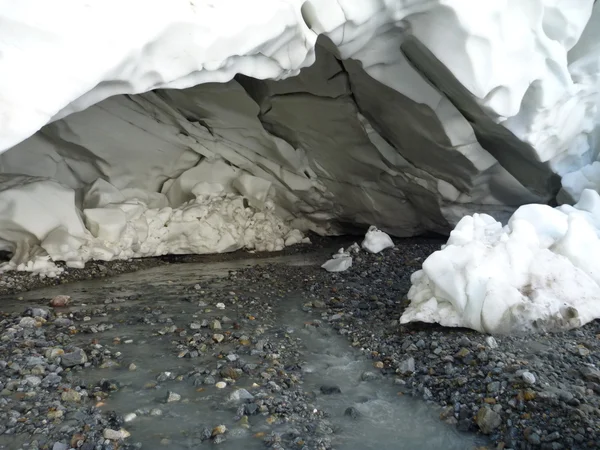 Höhle im weißen Eis des Gletschers — Stockfoto