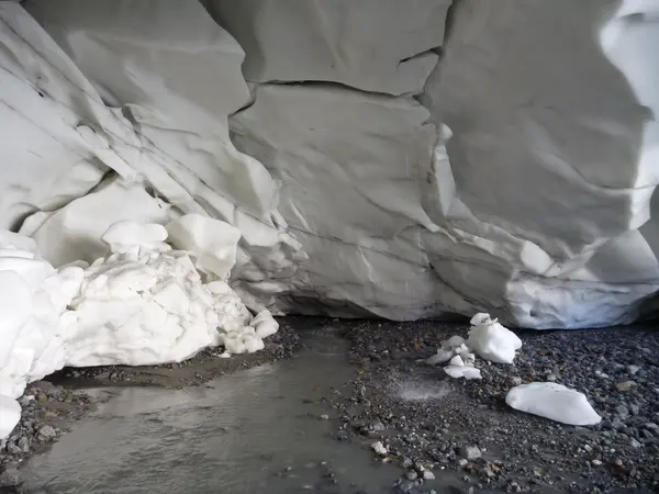 Caverna no gelo branco da geleira — Fotografia de Stock