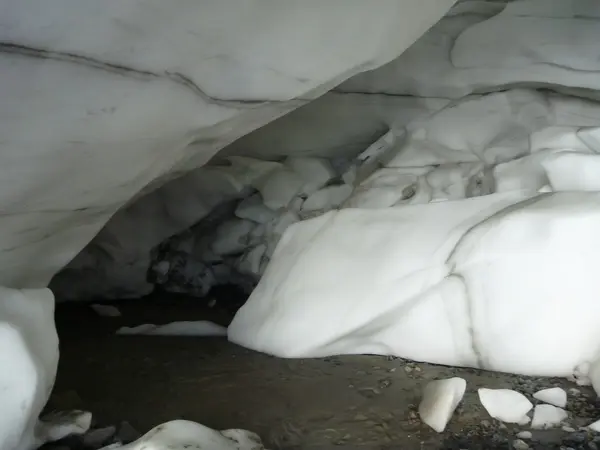 Höhle im weißen Eis des Gletschers — Stockfoto