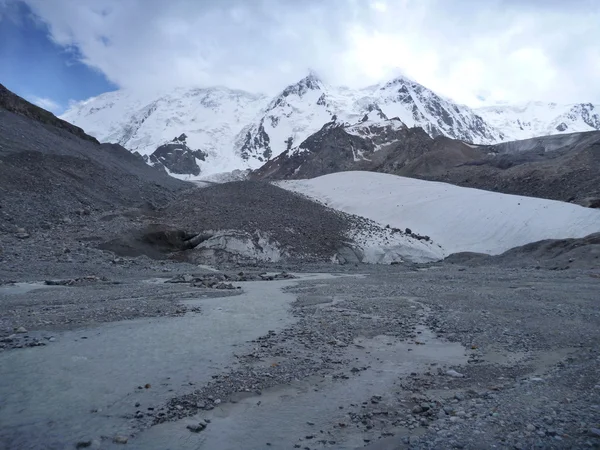 Valle del glaciar con glaciar blanco — Foto de Stock