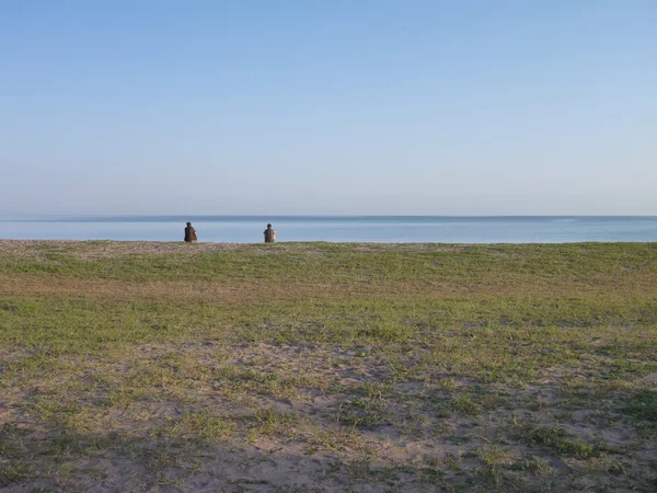 Dois homens sentados junto a um lago e a pensar — Fotografia de Stock