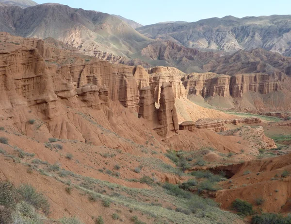 Formations rocheuses rouges dans le Canyon Konorchek au Kirghizistan — Photo