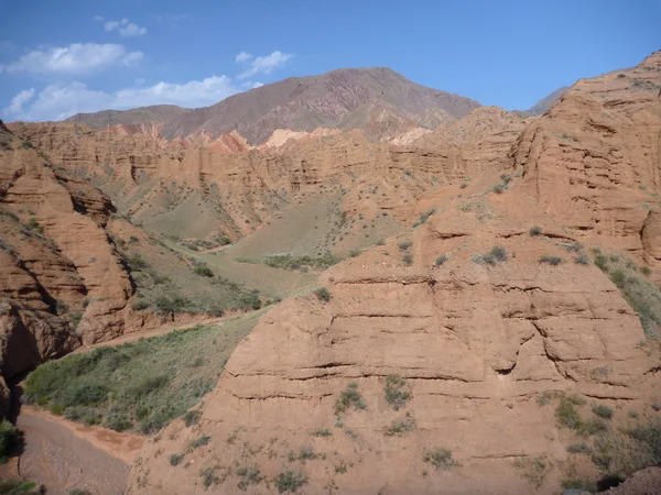 Formazioni rocciose rosse nel Canyon Konorchek in Kirghizistan — Foto Stock