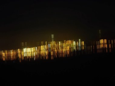 bir şehrin karanlıkta parlayan ışıklar