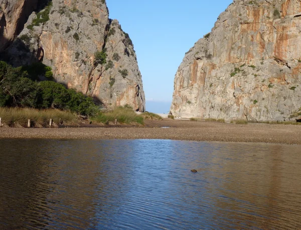 Formação rochosa refletida na água no desfiladeiro Sa Calobra — Fotografia de Stock