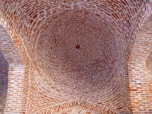 Büyük yüksek kırmızı tuğla tonoz — Stok fotoğraf