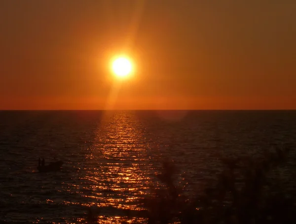 Romantischer Sonnenuntergang am Meer — Stockfoto