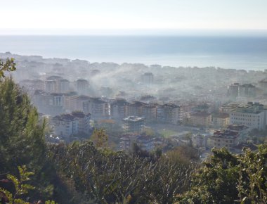 alanya şehir üzerinde kalın duman