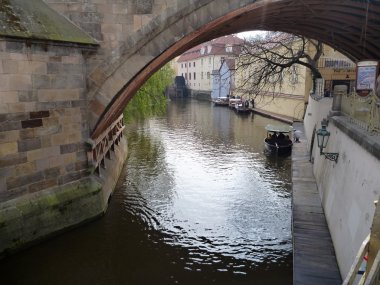 Certovka Nehri Prag charles Köprüsü altında