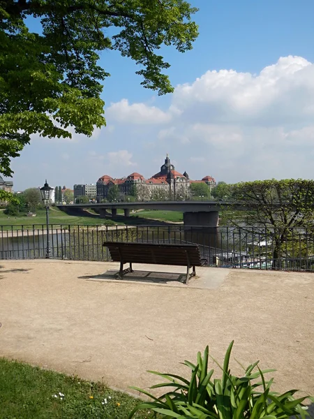 Panorama u řeky ve městě Drážďany — Stock fotografie