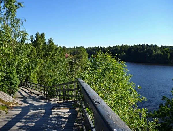 Pasarela en un parque con lago — Foto de Stock