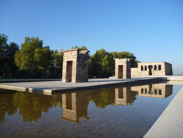 穏やかな水に反映されるマドリードの記念碑 — ストック写真