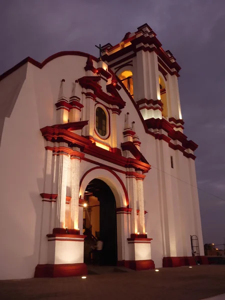 Kyrkan i Huanchaco upplyst på kvällen — Stockfoto