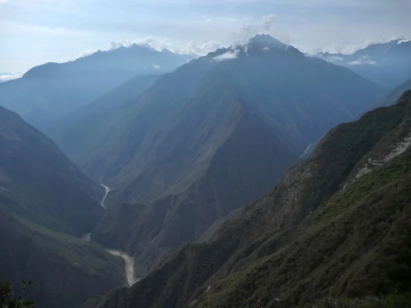 Rio apurimac em vale profundo em trekking choquequirao — Fotografia de Stock