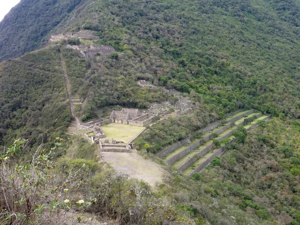 Choquequirao inka fördärvar i peruansk berg djungel — Stockfoto