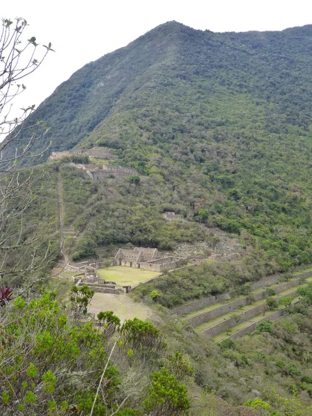 Choquequirao inka ruína na selva montanhosa peruana — Fotografia de Stock