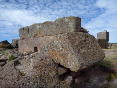 Pre-İnka burrial sitesi sillustani chulpas ile