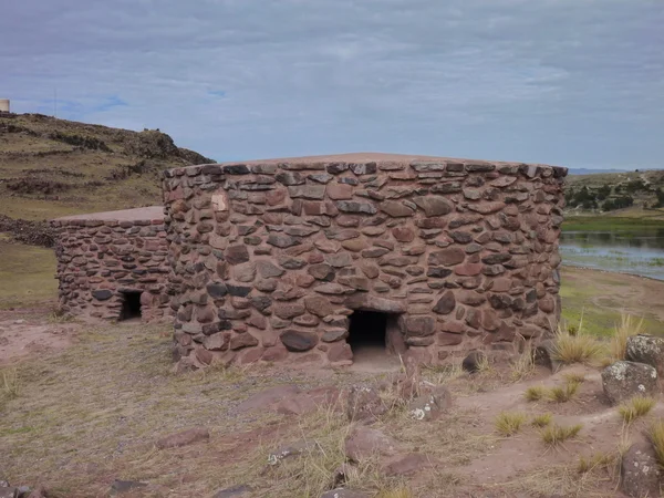 Pre-Inka burrial webbplats sillustani med chulpas — Stockfoto