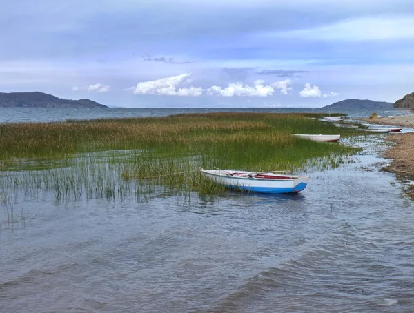 Barco à beira do lago de lago titicaca — Fotografia de Stock