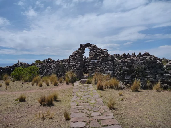 Monumento en una colina en isla taguile en lago titicaca — Foto de Stock