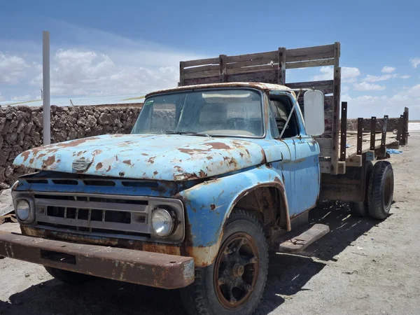 Velho carro enferrujado azul em um deserto — Fotografia de Stock