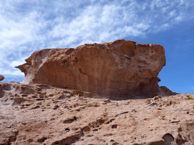 Altiplano çöl renkli kaya oluşumları ile